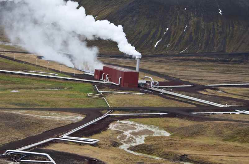 Quelle est la différence entre la biomasse végétale et la géothermie ?