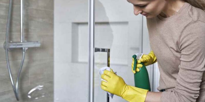 Comment nettoyer les joints et la paroi de douche ?