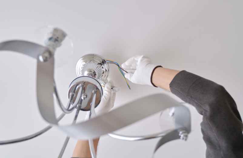 Quelles précautions prendre avant de fixer son lustre ?