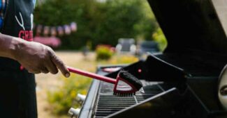 Comment nettoyer la grille d’un barbecue ? Astuces rapides et naturelles