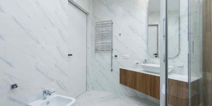 Revêtement mural en PVC pour salle de bain : avantages, inconvénients et pose ChoiceDek