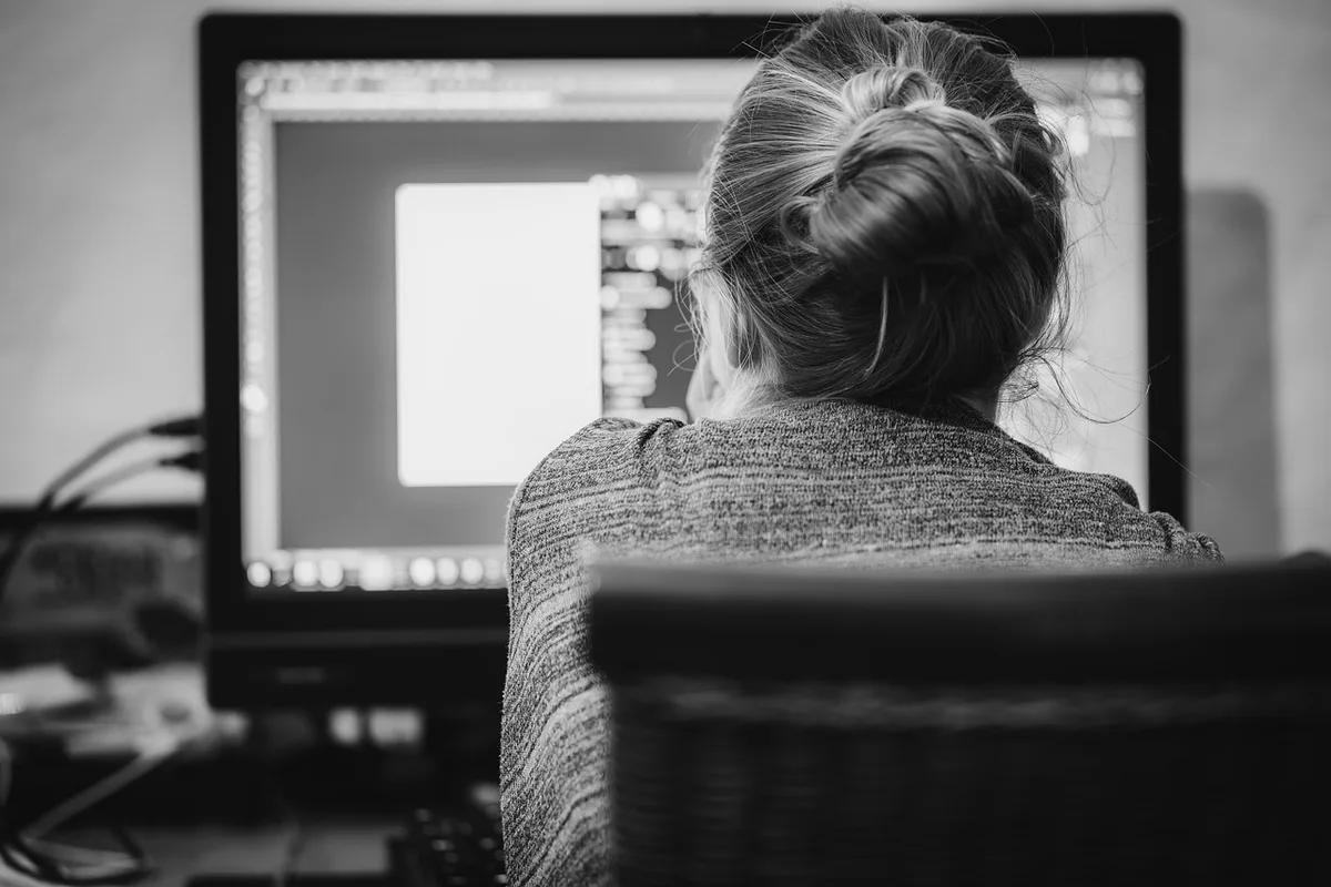 Quelqu'un accomplissant une tâche manuelle simple et créative