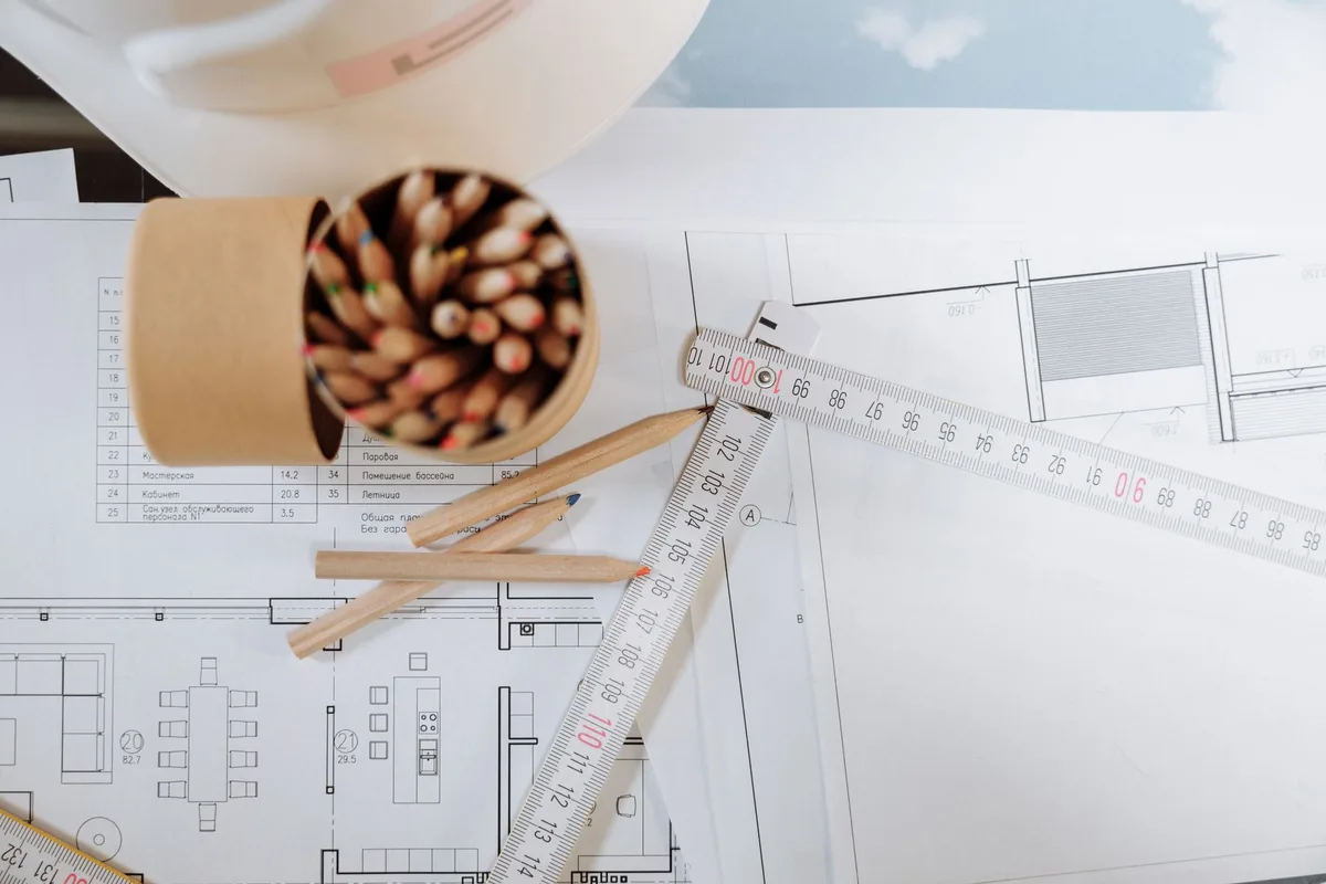 Chantier bien organisé avec communication claire entre les différents corps de métier