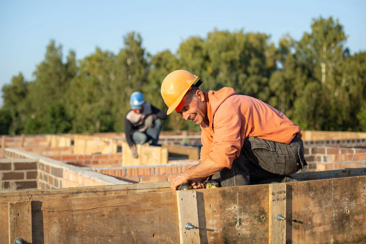 Travailleur adoptant une posture ergonomique lors d'une tâche de construction