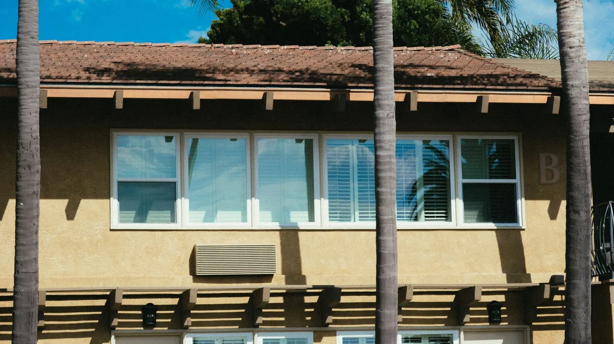 Maison tropicale avec loggias et ouvertures permettant la ventilation croisée naturelle