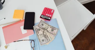 Facture d'électricité avec chiffres et calcul sur un bureau