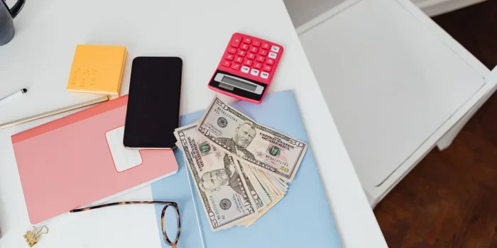 Facture d'électricité avec chiffres et calcul sur un bureau