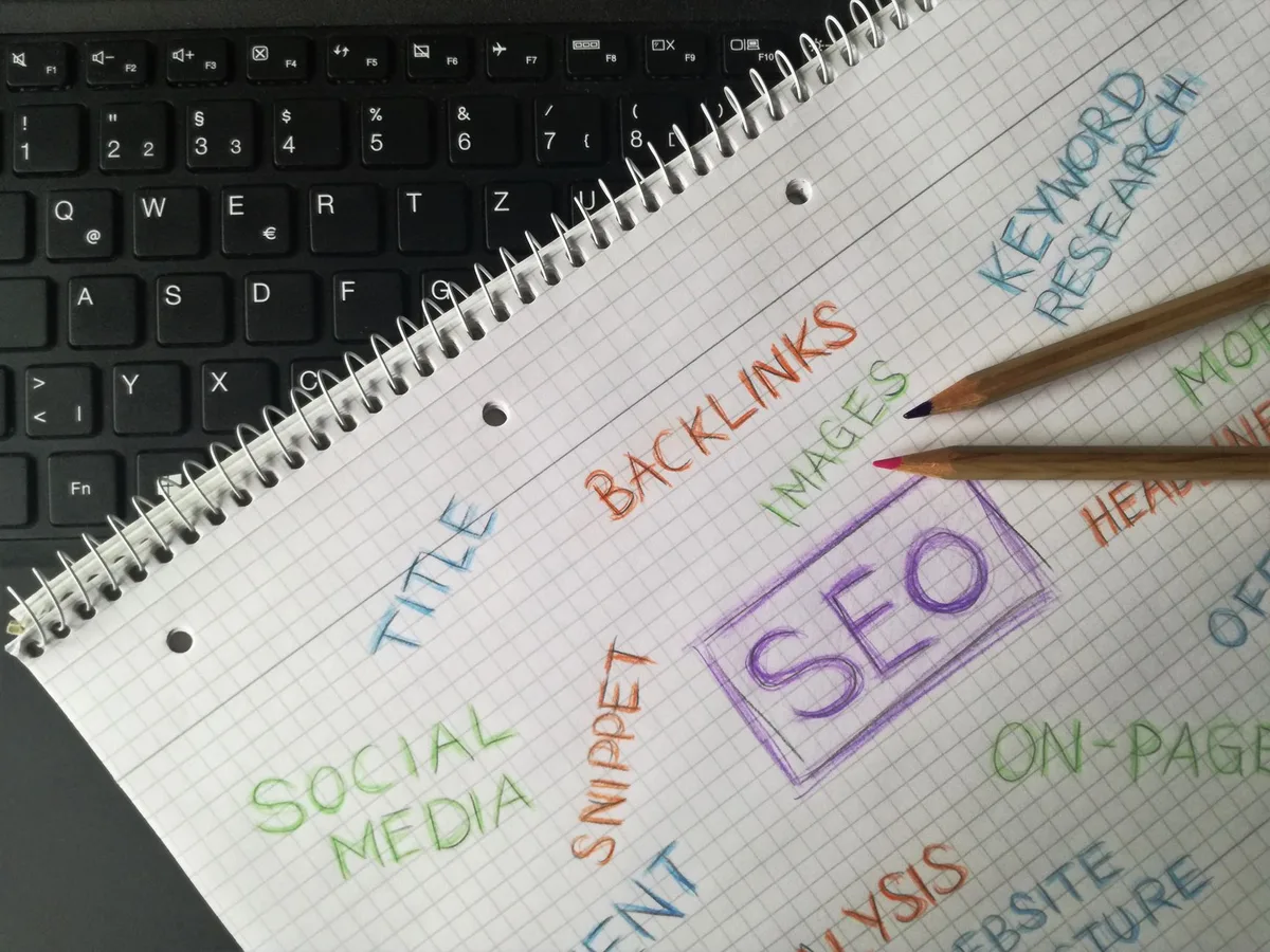 Écran montrant l'optimisation SEO et les mots-clés pour un site web