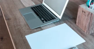 Espace de travail avec ordinateur portable, cahier et café pour la création d'un blog