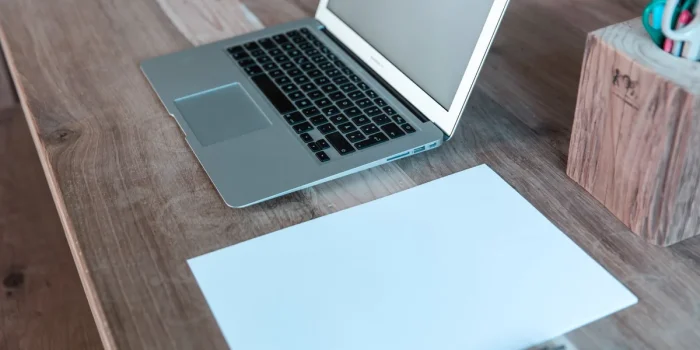 Espace de travail avec ordinateur portable, cahier et café pour la création d'un blog