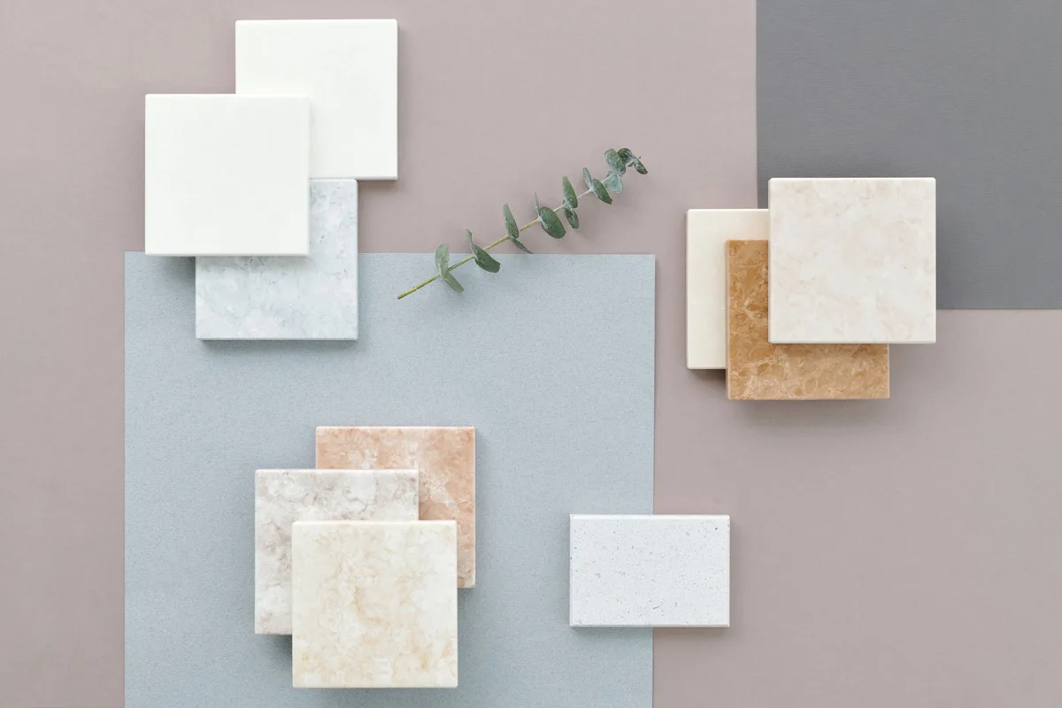Échantillons de carrelage aux textures variées exposés dans un showroom