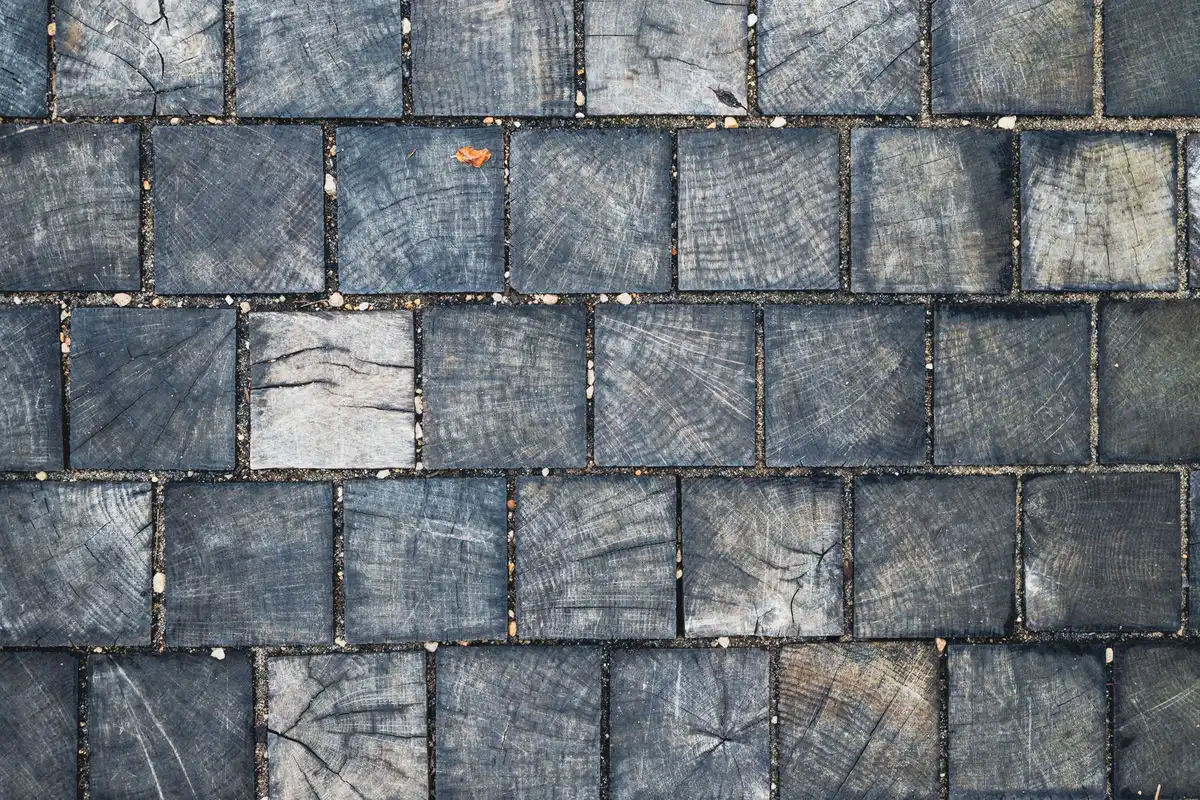 Carrelages imitant le bois, la pierre et le béton côte à côte