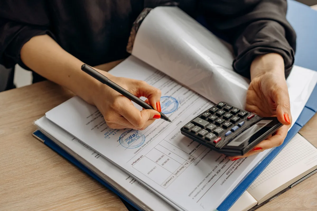 Facture d'électricité, contrat et calculatrice sur un bureau