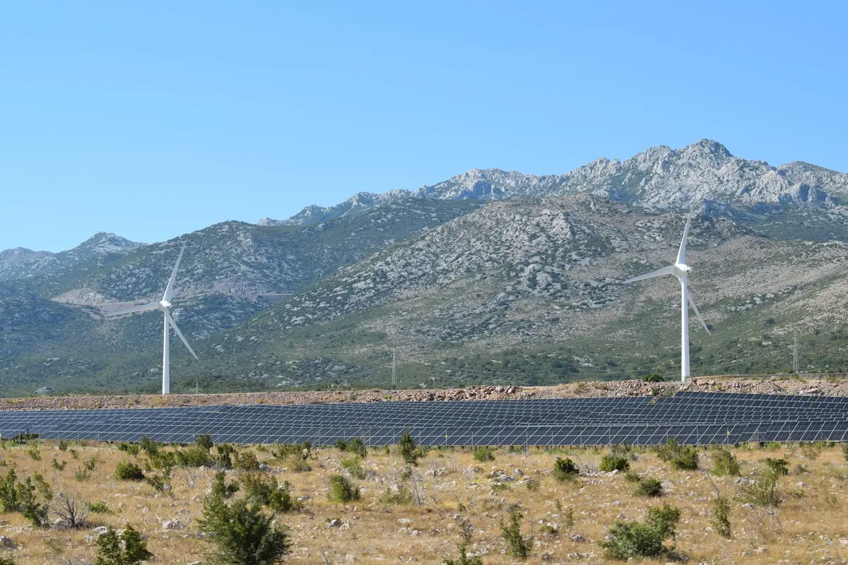 Panneaux solaires et éoliennes dans un paysage naturel