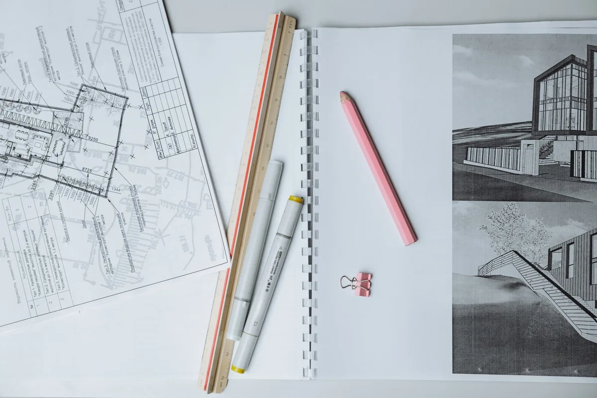 Plans architecturaux et documents d'étude sur un bureau de travail