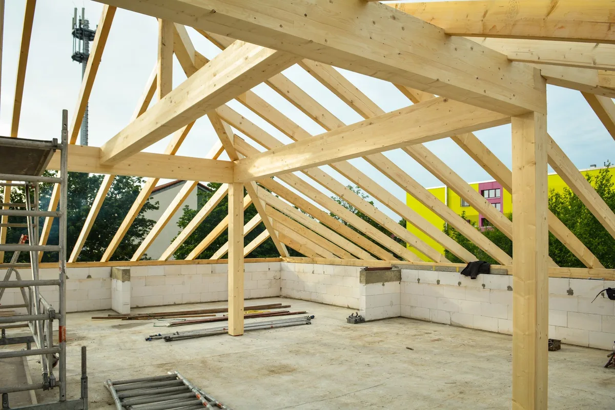 Charpente et ossature bois d'une maison en cours de construction