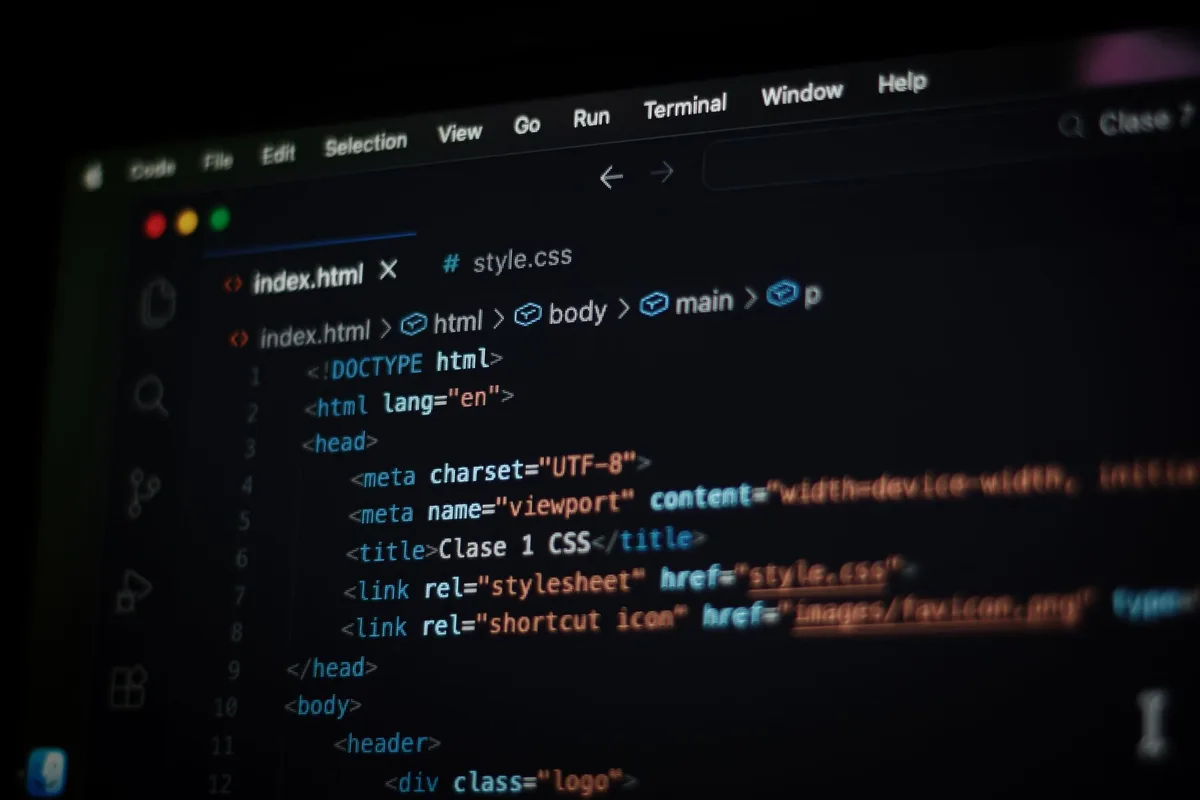 Code HTML montrant l'implémentation d'un lien de saut en début du document