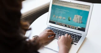 Lien de saut vers le contenu affichage sur un écran d'ordinateur avec clavier