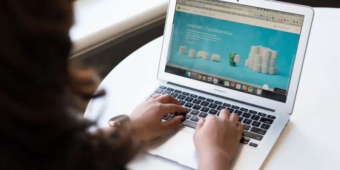 Lien de saut vers le contenu affichage sur un écran d'ordinateur avec clavier