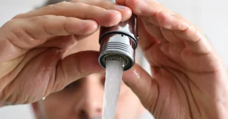 Comment aider vos clients à économiser eau et argent avec un mousseur de robinet ?