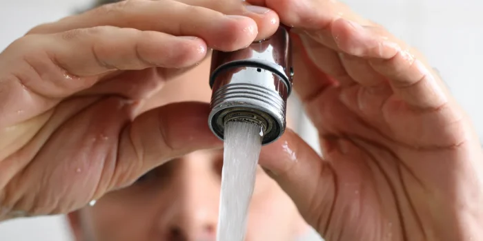 Comment aider vos clients à économiser eau et argent avec un mousseur de robinet ?