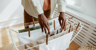 Plan de travail bien organisé pour plier le linge dans une buanderie lumineuse et zen