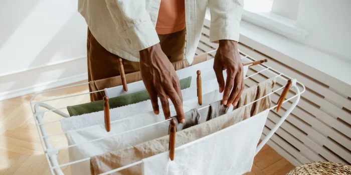 Plan de travail bien organisé pour plier le linge dans une buanderie lumineuse et zen