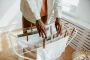 Plan de travail bien organisé pour plier le linge dans une buanderie lumineuse et zen