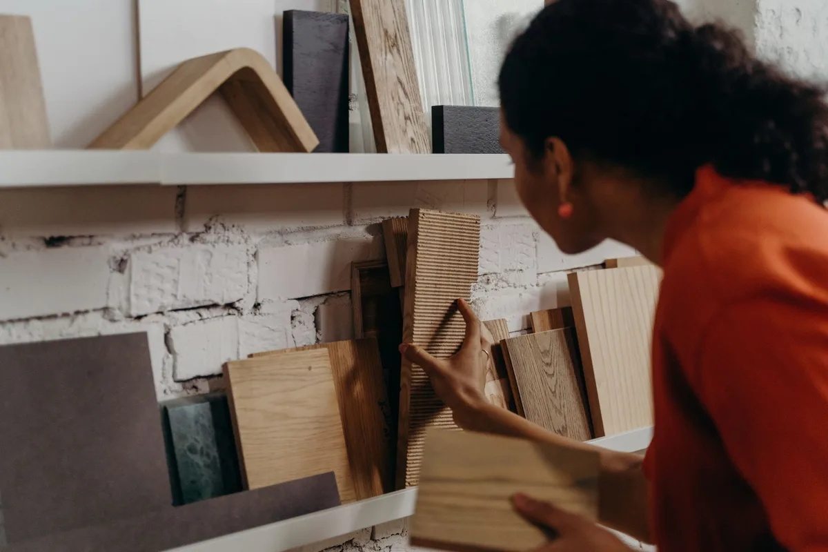 Showroom professionnel avec échantillons de matériaux et solutions de construction