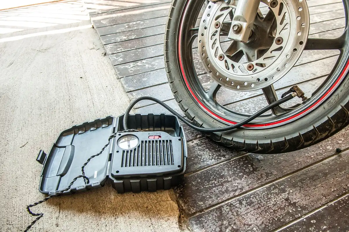 Petit compresseur portable sans fil avec outils pneumatiques sur chantier