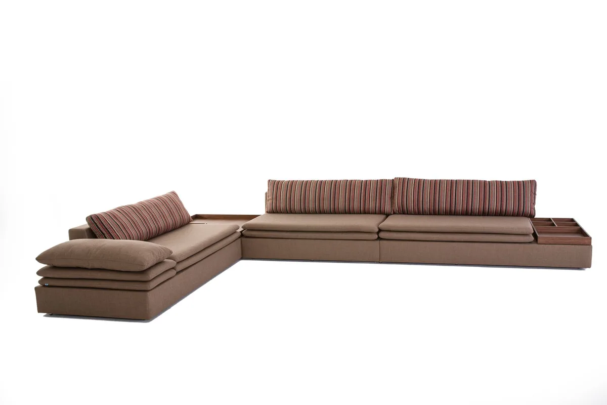 Canapé modulable et fauteuil sur une terrasse ensoleillée
