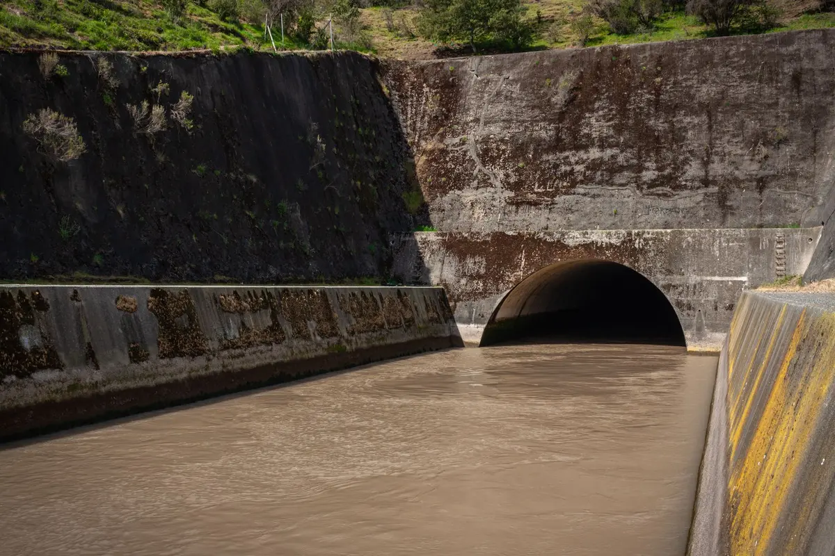 Système de drainage et de gestion des eaux pluviales sur un terrain incliné