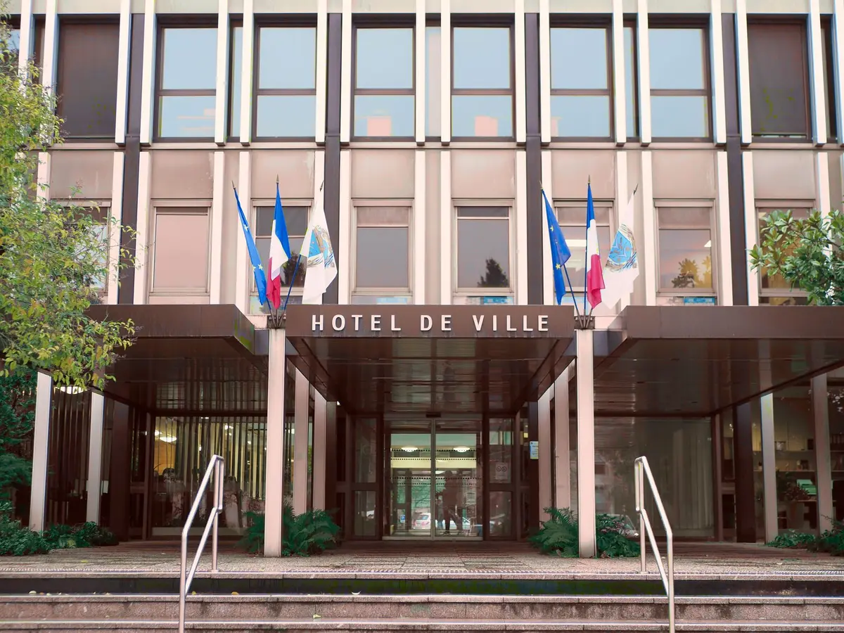 Bâtiment administratif municipal où sont traitées les demandes d'intervention