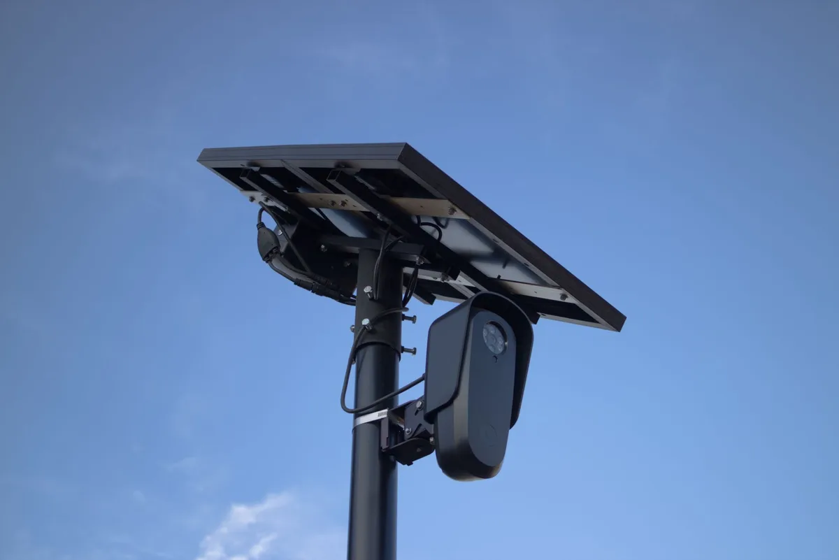 Propriétaire consultant un compteur connecté pour surveiller la production de ses panneaux solaires