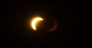 Panneaux solaires assombris par l'ombre de la Lune lors d'une éclipse solaire
