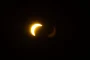 Panneaux solaires assombris par l'ombre de la Lune lors d'une éclipse solaire
