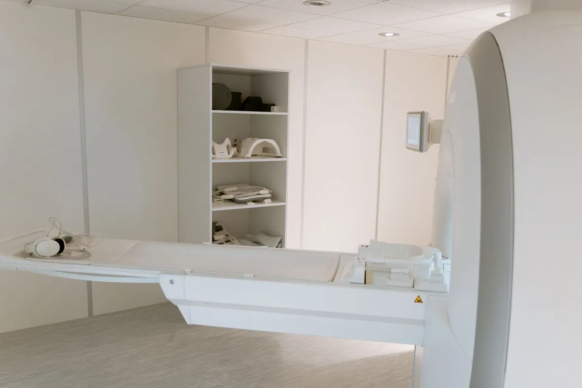 Scanner laser LiDAR fixe en cours de capture d'un intérieur complexe sur chantier