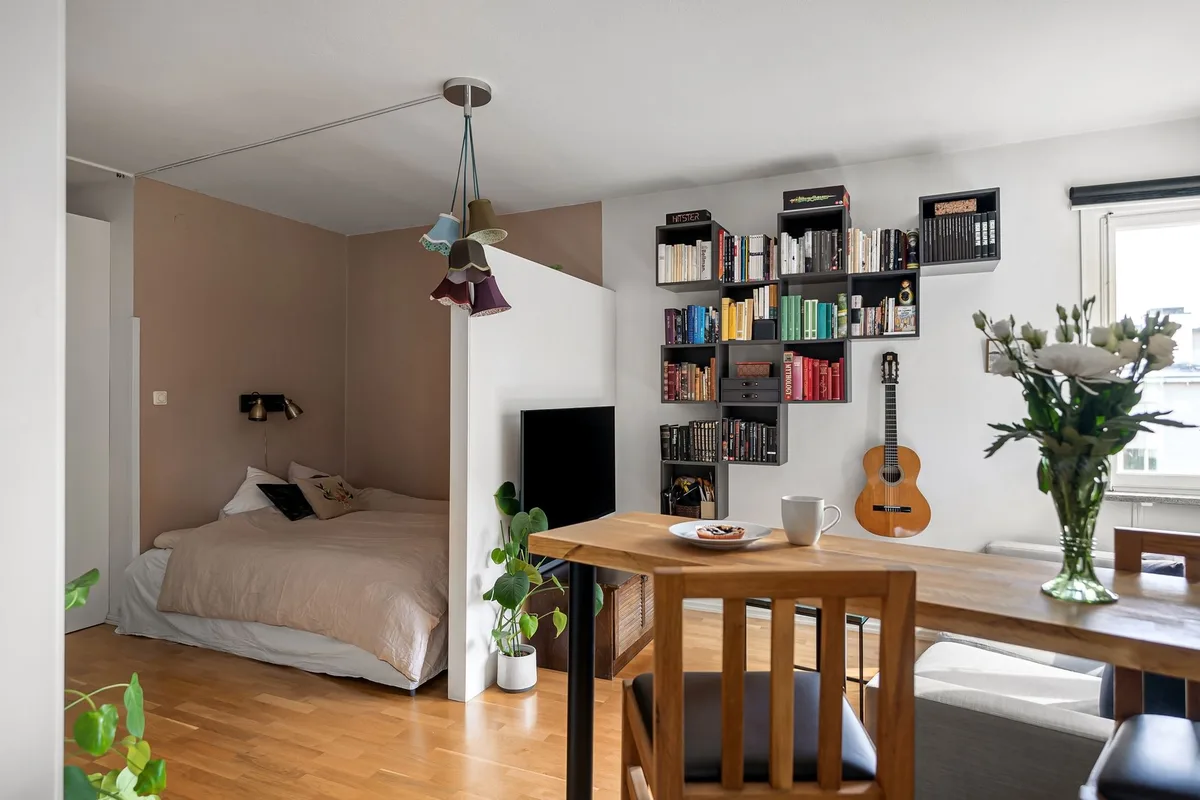 Lit avec rangements intégrés et étagères murales dans un petit espace de vie