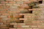 Mur en pierre ancienne d'une ferme avec poutres apparentes et détails architecturaux