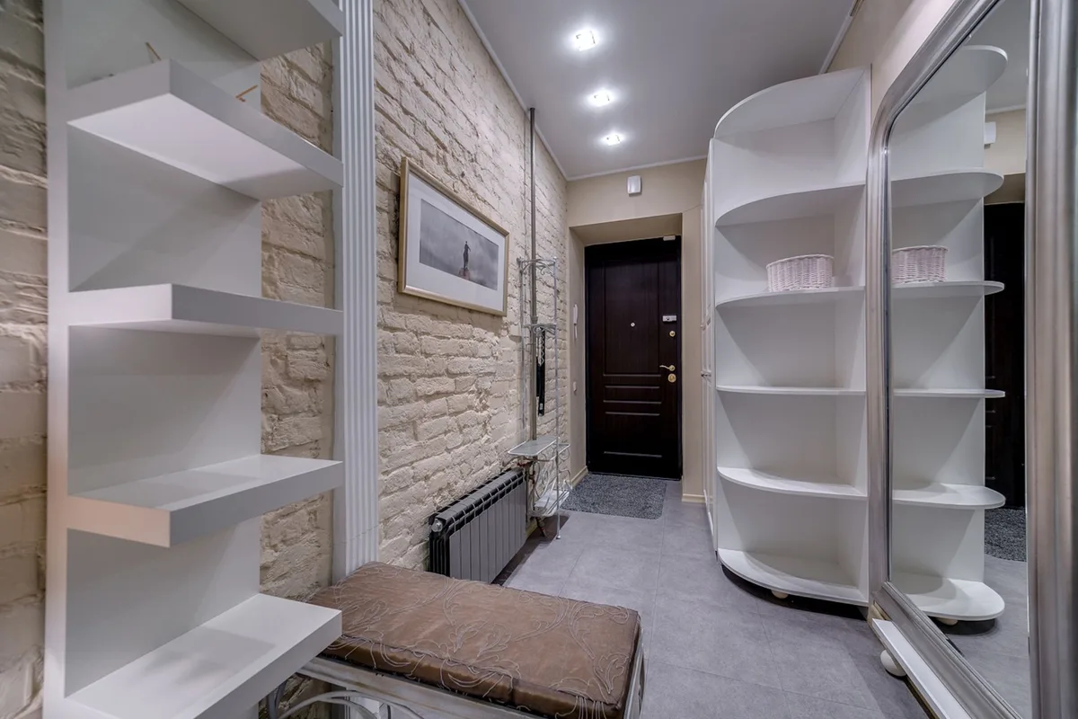 Rangements muraux et étagères au-dessus des toilettes pour optimiser l'espace