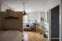 Petit salon moderne avec meubles multifonctions et rangements intégrés