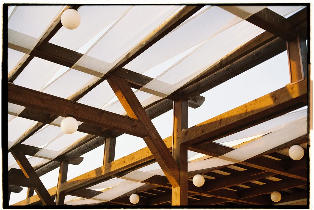 Détail de différentes toiles pour pergola : PVC armé et tissus enduits