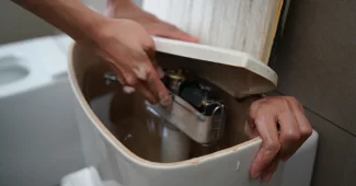Comment réparer une chasse d'eau qui coule en continu chez vos clients ?