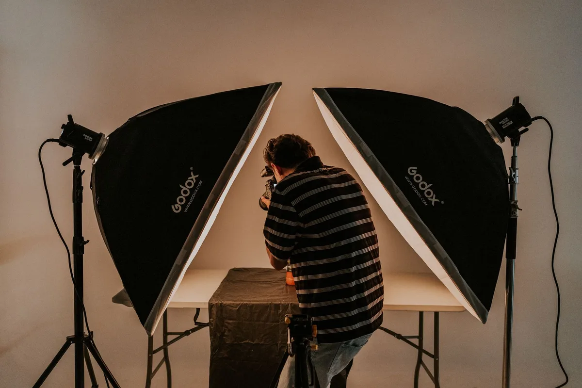 Studio de photographie avec éclairage professionnel et fond neutre