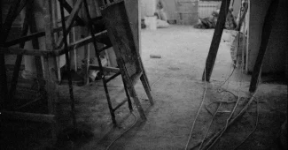 Déshumidificateur placé dans un chantier de rénovation intérieure bien ventilé