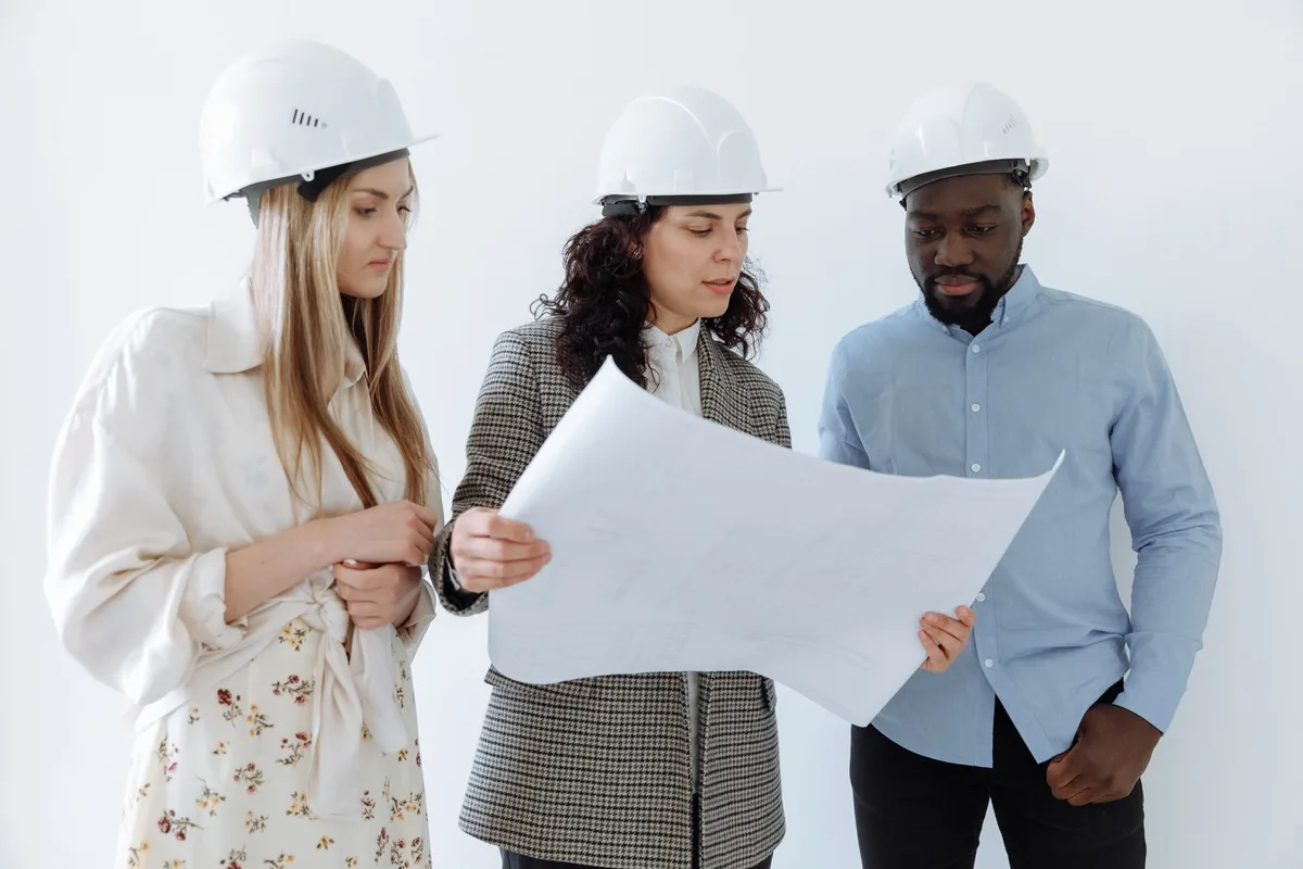 Professionnel de l'urbanisme ou architecte examinant les plans d'un projet de construction