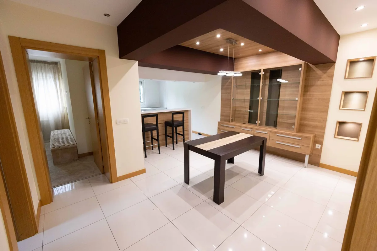 Salon moderne avec meubles modulables, piètement ajouré et circulation fluide entre les zones