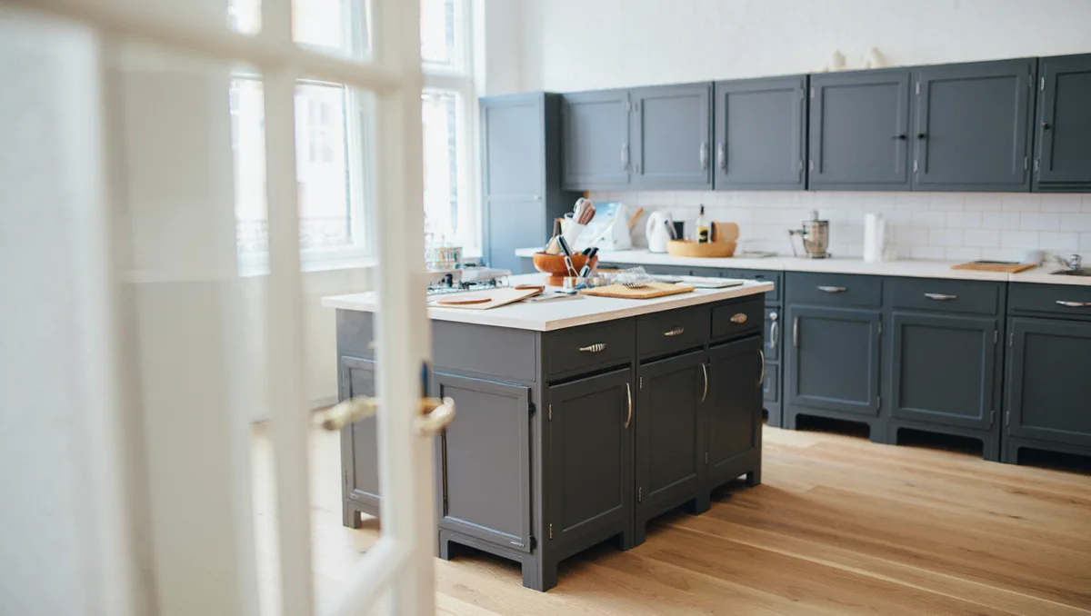 Cuisine : marier esthétique bicolore et fonctionnalité ? — Le rangement en cuisine n’a plus vocation à disparaître derrière des façades uniformes. Les meubles bicolores structurent l’espace et aident à délimiter les zones sans cloisonner. Pour rester pratique, favorisez des tiroirs