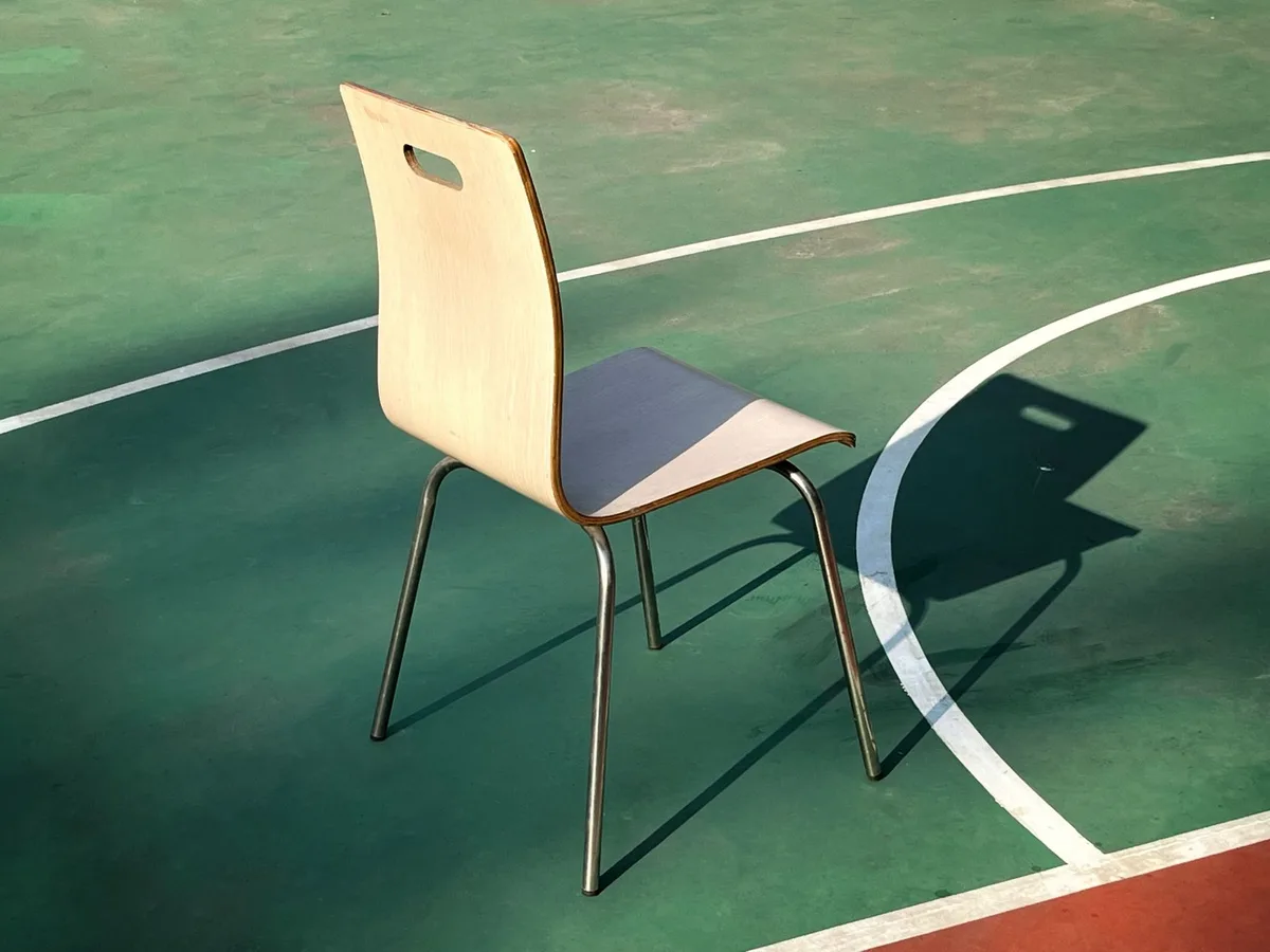 Détail de la coque en contreplaqué courbé d'un fauteuil moderne, montrant l'ergonomie et la structure.