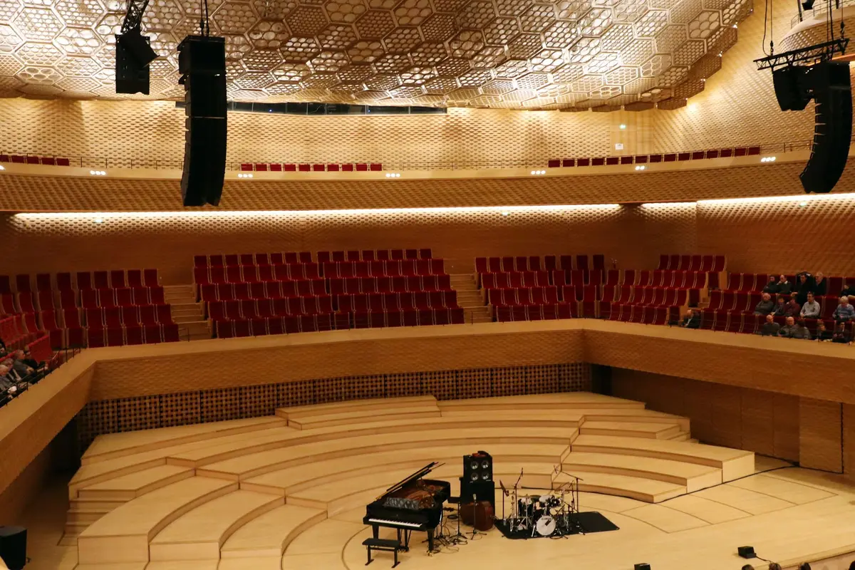 Panneaux de menuiserie perforés pour l'absorption acoustique dans un espace intérieur